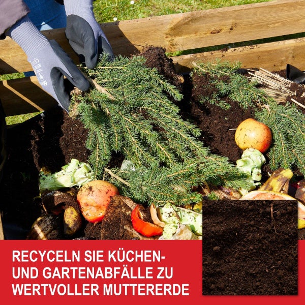 Holz-Komposter im Garten, befüllt mit organischen Abfällen, daneben Handschaufel, Handgabel und Schild Kompost Bio-Abfall.