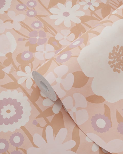Teilweise ausgerollte Vliestapete mit floralem Muster aus Blumen und Blättern in sanften Tönen.