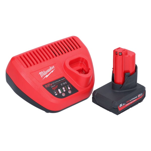 Rotes Milwaukee M12 Akku-Ladegerät C 12 C und ein 12 Volt REDLITHIUM M12 Akku mit 5,0 Ampere-Stunden.