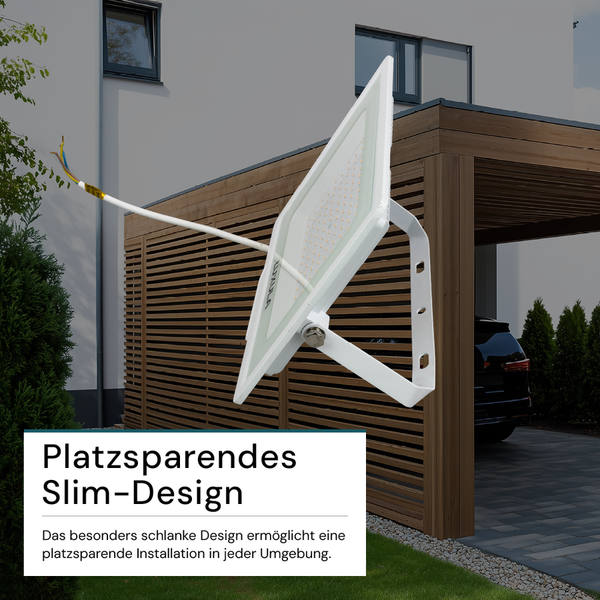 Weiße LED-Außenleuchte vor einem Haus mit Carport