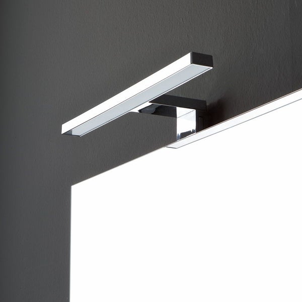 Aufnahme einer Spiegelleuchte mit Chromgehäuse zur Badgestaltung