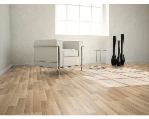 Helles Wohnzimmer mit Laminatboden in Holzoptik, weißem Sessel mit Chromgestell, Beistelltisch und schwarzen Vasen.