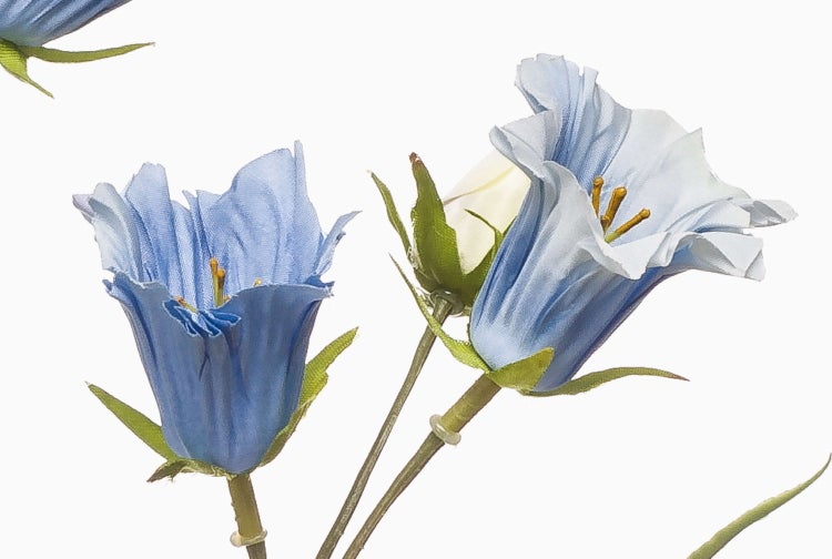 Künstliche Glockenblumen mit blauen Textilblüten und grünen Stielen.