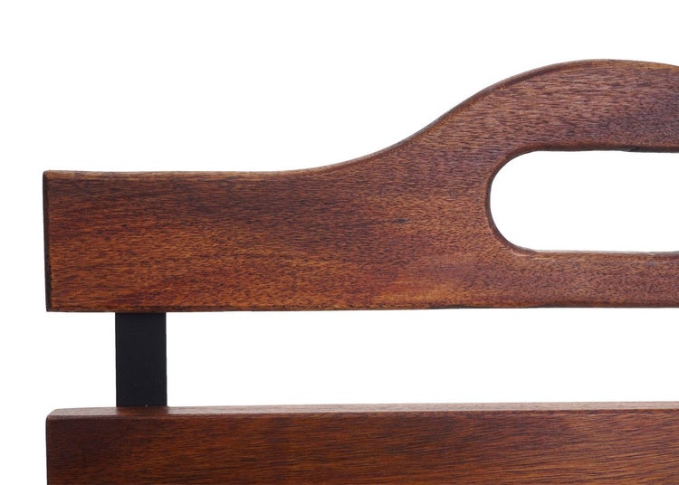 Detailansicht einer hölzernen Gartenbank mit Metallverbindung