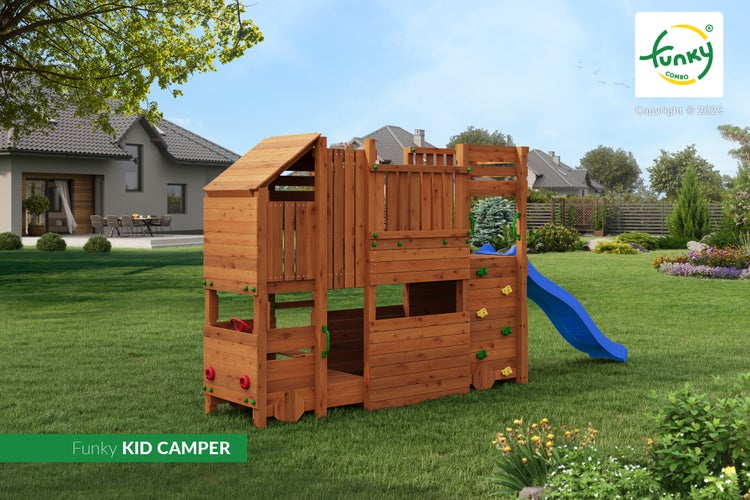 Spielturm Funky KID CAMPER aus Holz in Wohnmobil-Optik mit blauer Wellenrutsche und Kletterwand im hellen Garten.