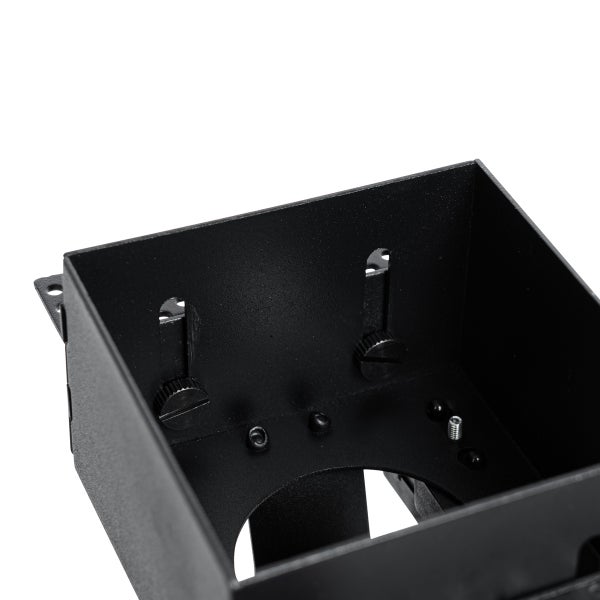 Schwarzes Metallgehäuse mit verstellbaren Innenschrauben und kreisförmiger Bodenöffnung.