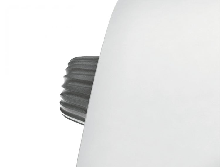 Detailansicht einer flexiblen Verbindungsmuffe an einem weißen Gehäuse