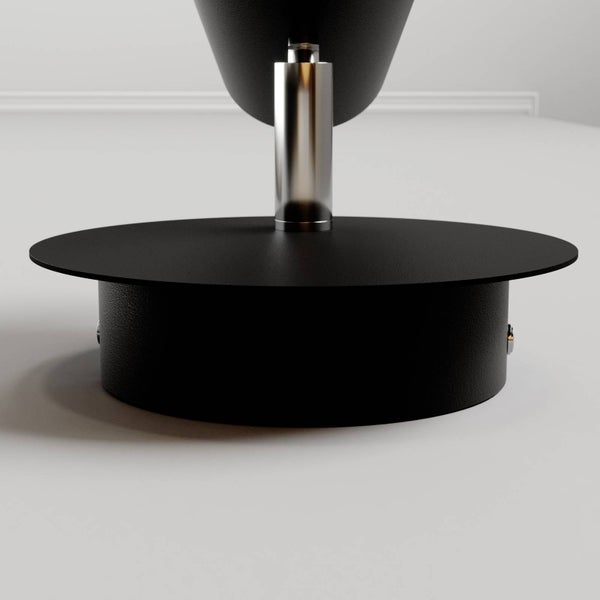 Detailaufnahme einer schwarzen Tischleuchte mit silberfarbenem Ständer