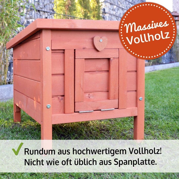 Kleintierhaus aus massivem Vollholz mit Schrägdach und kleiner Tür mit Herz-Riegel auf einer Rasenfläche.