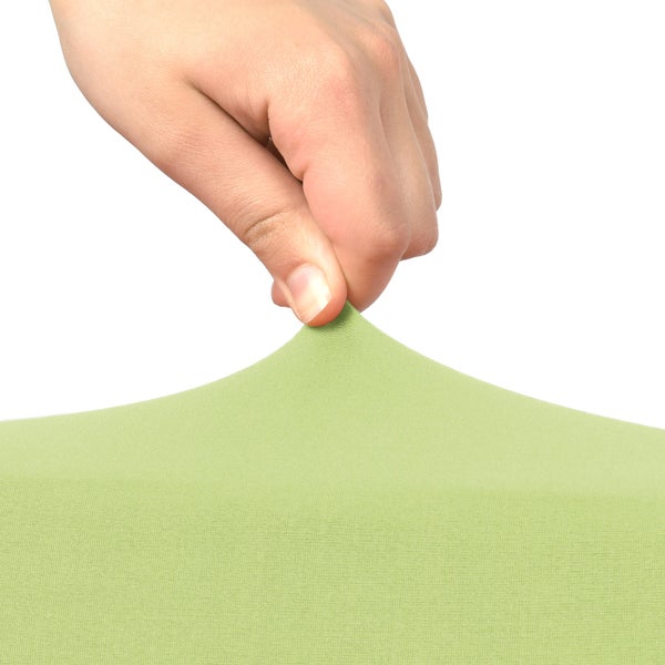 Hand dehnt grünen Möbelbezug aus