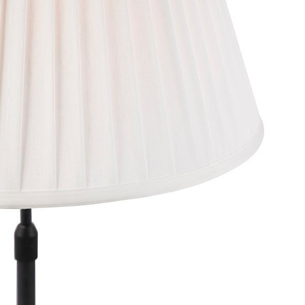 Detailansicht eines weißen plissierten Lampenschirms mit schwarzem Lampenfuß.