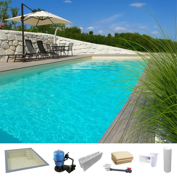 Einbaubecken-Set mit Styropor-Steinen, Sandfilteranlage, Poolfolie und Einbauteilen in einem Garten mit Poolterrasse aus Holz und Steinmauer.