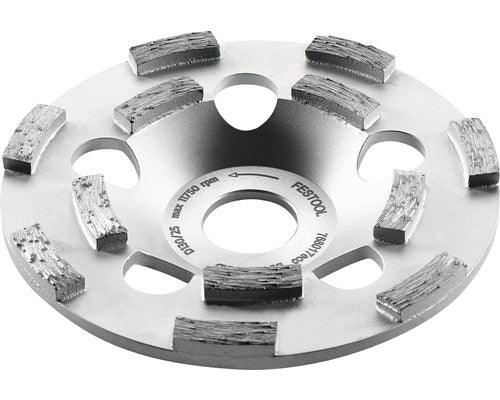 Badezimmer mit Dusche, Waschtisch und Accessoires für die Badgestaltung