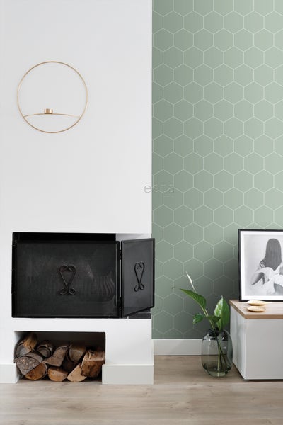 Wohnraum mit Kamin, geometrischer Tapete und dekorativen Elementen