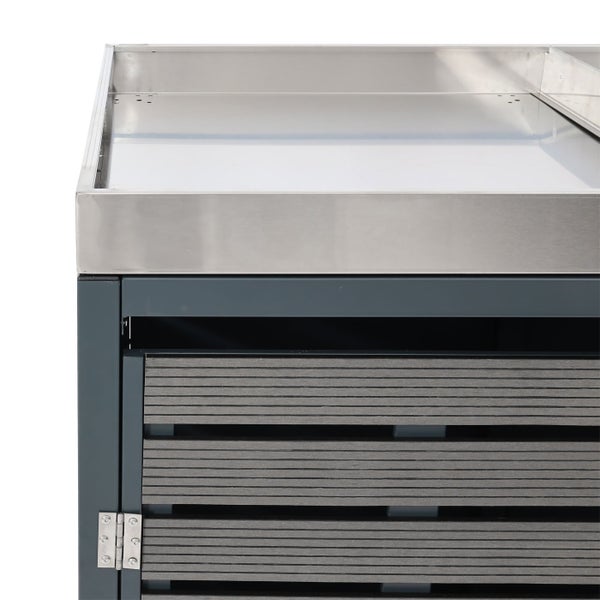 Detailansicht eines Gartenschranks mit Edelstahloberfläche und einer Tür mit horizontalen Lamellen