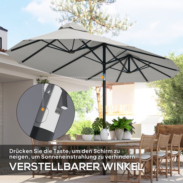 Großer Sonnenschirm über einem Esstisch mit Korbstühlen auf einer hellen Terrasse mit Detailansicht der Taste zur Neigungsverstellung.