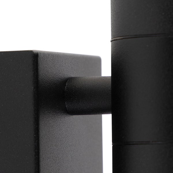 Nahaufnahme einer schwarzen Wandleuchte mit strukturierter Metalloberfläche.