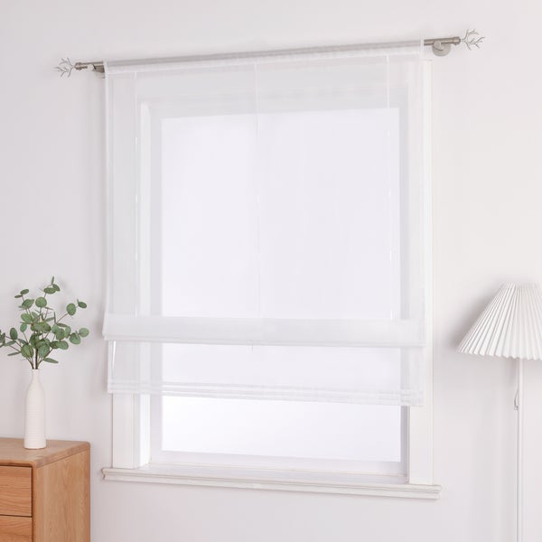 Dekoratives Fenster mit halbtransparentem Faltrollo für Wohnräume
