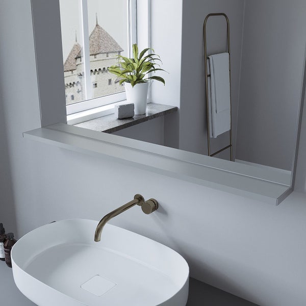 Modernes Badezimmer mit ovalem Aufsatzwaschbecken, wandmontierter Armatur und einem Spiegel mit integrierter Ablagefläche vor einem Fenster.