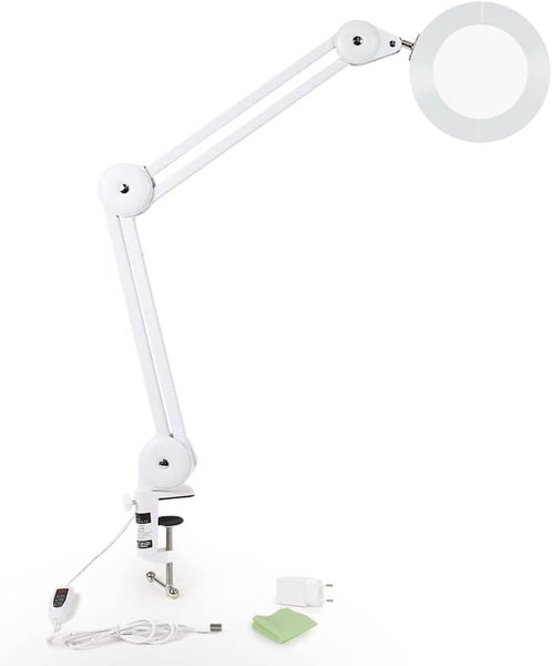 LED-Lupenleuchte mit verstellbarem Gelenkarm, Tischklemme, Netzteil und Reinigungstuch.