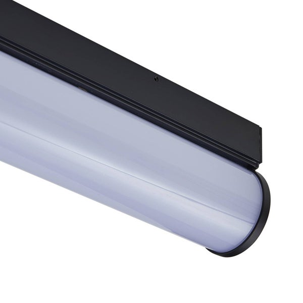 Detailansicht einer länglichen LED-Wandleuchte oder Deckenleuchte mit schwarzem Gehäuse und weißem zylindrischem Diffusor.