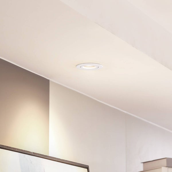 Einbauleuchte an einer weißen Decke in einem hellen, modernen Raum.