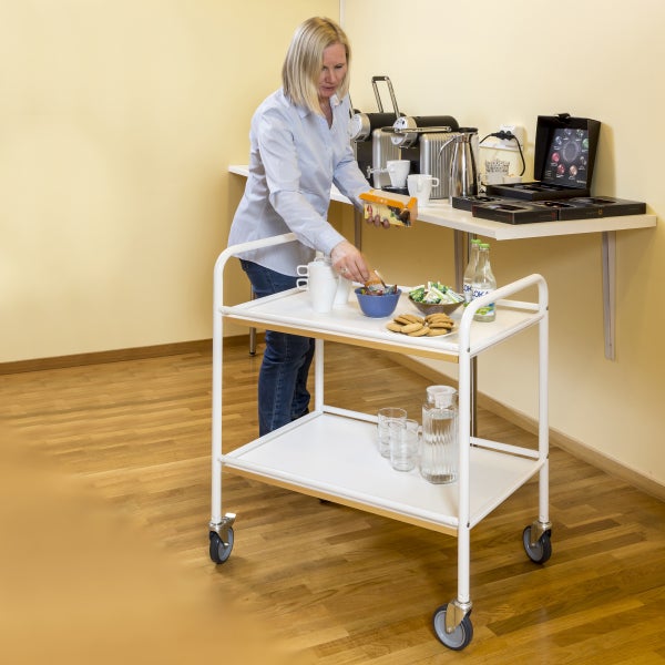 Servierwagen mit zwei Ablageflächen und darauf Geschirr, Getränke und Snacks