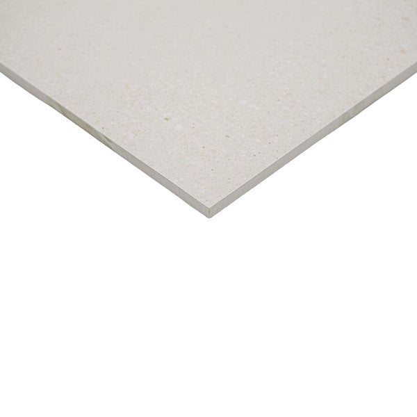 Quadratische Feinsteinzeugfliese mit dezenter Steinoptik für Wand und Boden.