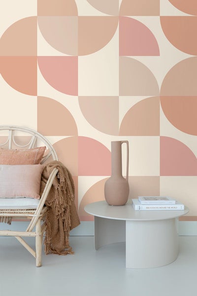 Wohnraum mit geometrischer Tapete, Sessel und Tisch