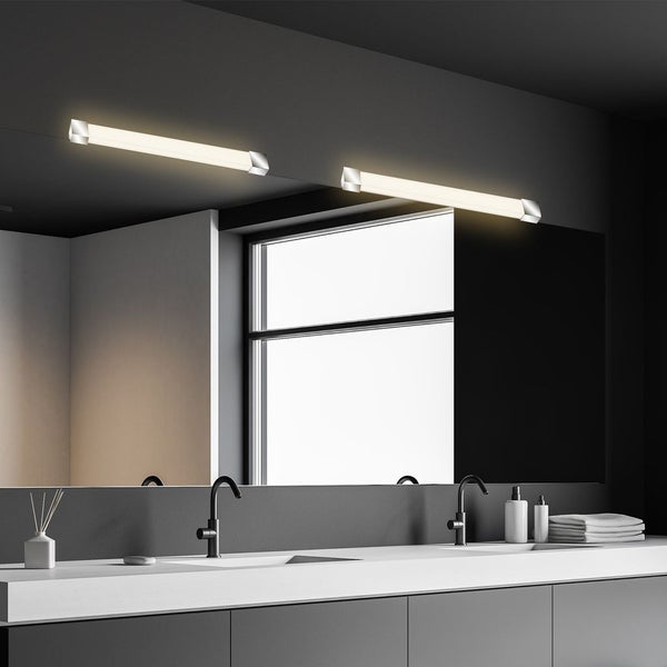 Zwei moderne LED-Spiegelleuchten über einem Doppelwaschtisch mit schwarzen Armaturen in einem minimalistischen Badezimmer.