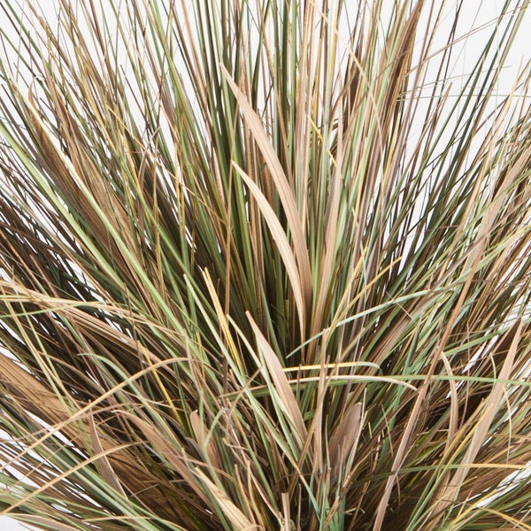 Nahaufnahme einer Kunstpflanze mit großen, grünen Blättern und detaillierter Maserung.