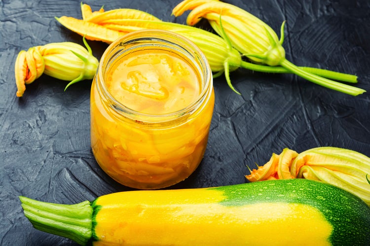 Einmachglas Zucchinigemüse mit Zucchiniblüten und Zucchini