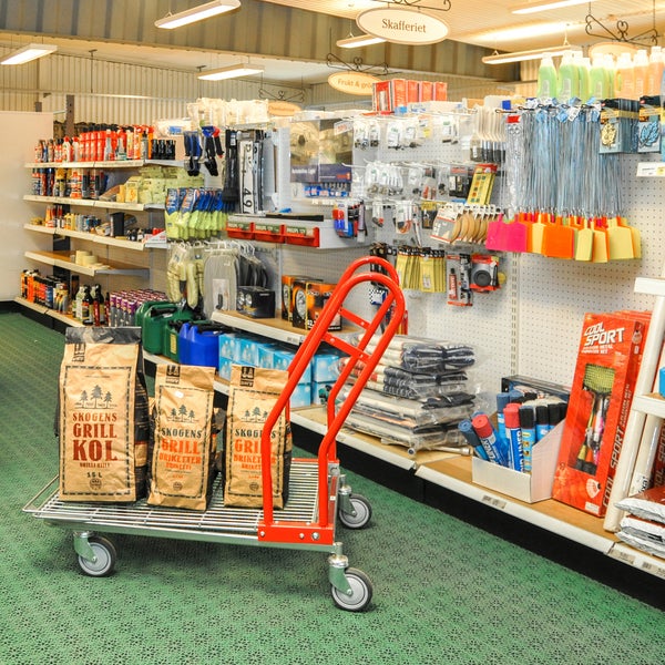Innenansicht eines Baumarktes mit Grillkohle auf einem Rollwagen