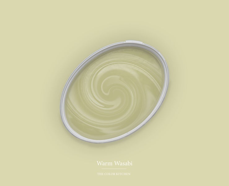 Geöffnete Farbdose mit cremiger Wandfarbe im Farbton Warm Wasabi von The Color Kitchen.