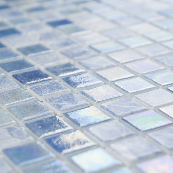 Quadratische Mosaikfliesen in strukturierter Optik für Wand und Boden