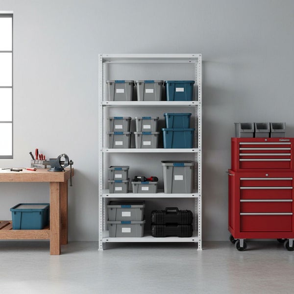 Helle, organisierte Werkstatt mit weißem Lagerregal voller Aufbewahrungsboxen, einer hölzernen Werkbank mit Schraubstock und einem roten Werkzeugwagen.