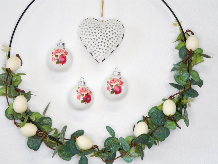 Porzellanweiß 6cm Glaskugel mit Stiefmütterchen und Rosen dekoriert, 18 Stck., Weihnachtsbaumkugeln, Christbaumschmuck, Weihnachtsbaumanhänger