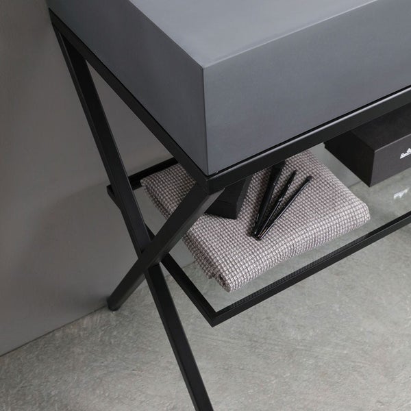 Detailansicht eines Waschtischunterschranks mit Handtuch und Accessoires auf einem Glasregal