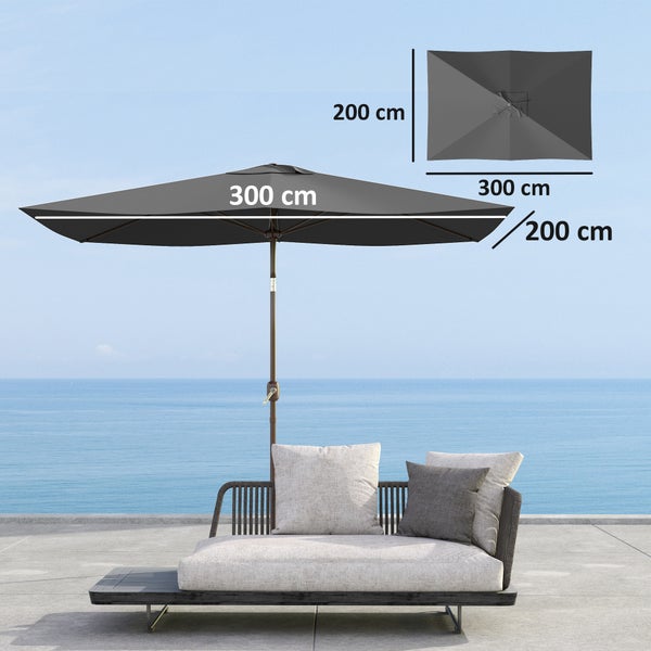 Rechteckiger Sonnenschirm 300 mal 200 Zentimeter über einer modernen Lounge-Sitzgruppe auf einer hellen Terrasse mit Meerblick.
