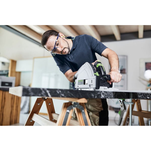 Festool Tauchsäge TS 55 FEBQ mit Zubehör in der Hand