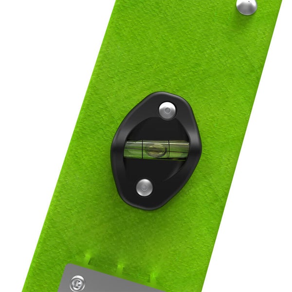 Nahaufnahme einer Wasserwaage mit einer Libelle im Metallgehäuse.