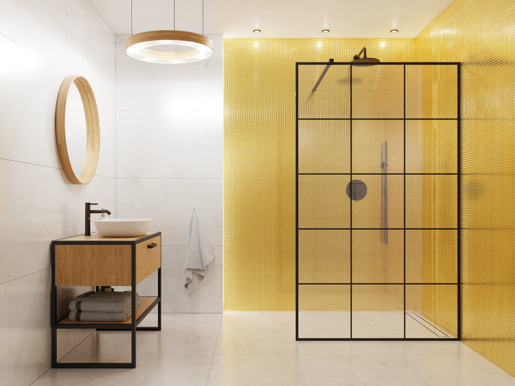 Modernes Badezimmer mit Holz-Waschtisch, Aufsatzwaschbecken, rundem Spiegel, Pendelleuchte und ebenerdiger Dusche mit Mosaikfliesen.