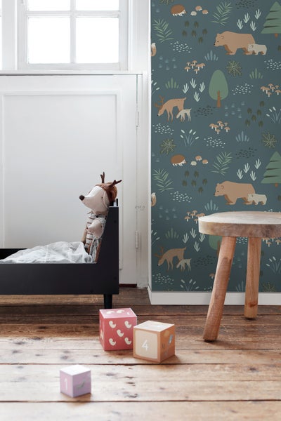 Kinderzimmer mit Waldtiermuster Tapete, Bett, Hocker und Spielwürfeln