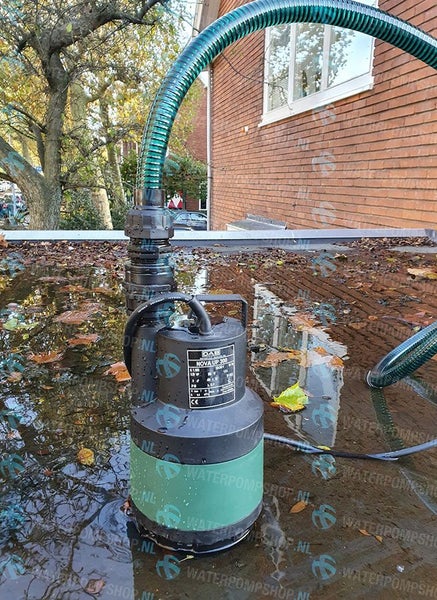 Tauchpumpe mit Abflussschlauch auf einer überfluteten Oberfläche