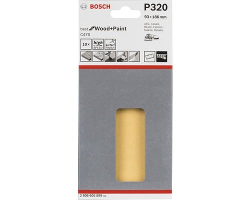 Wohnzimmer mit Sofa, Kissen, Decke, Tisch und Zimmerpflanze