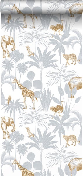 Vliestapete mit Safari-Motiven wie Elefanten und Giraffen in einem hellen Kinderzimmer mit einem Schrank und Wandhaken aus Holz.