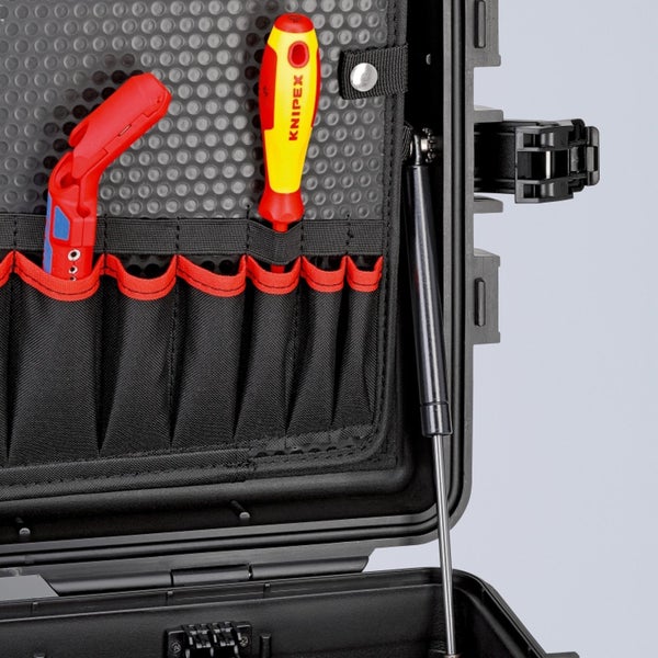 Detailansicht des Innenraums eines Werkzeugkoffers mit Werkzeugen und Fächern