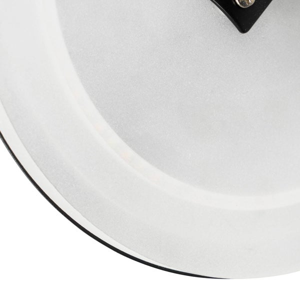 Nahaufnahme einer runden Lampenabdeckung mit strukturierter Oberfläche aus Glas oder Kunststoff.