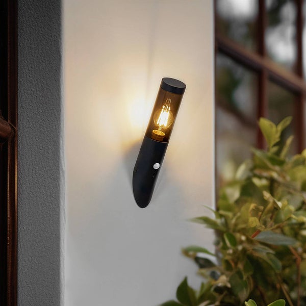 Lindby Wandleuchte außen Statius mit Bewegungsmelder (spritzwassergeschützt (Modern) in Schwarz aus Metall (1 flammig, E27) - Wandlampe für Außenwand/Hauswand Haus Terrasse und Balkon