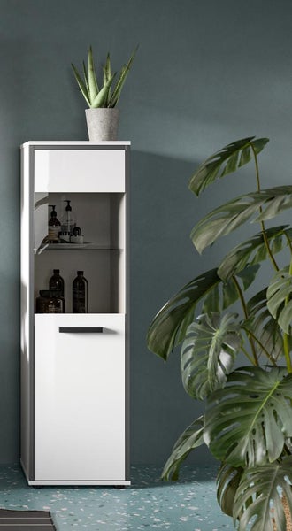 Moderner Badezimmer-Hochschrank mit Glaseinsatz, weißen Fronten und dunklen Seiten, dekoriert mit Badutensilien und Pflanzen.